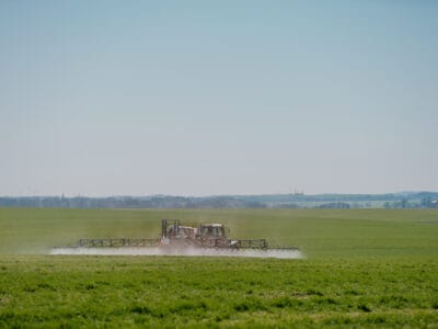 Permetező traktor szántóföldön munka közben – elektronikus gazdálkodási napló (eGN) és precíziós gazdálkodás támogatásával.