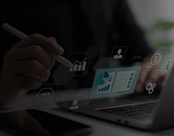 Üzletember digitális CRM rendszert használ laptopon, adatkezelés és ügyfélkapcsolat-menedzsment céljából.