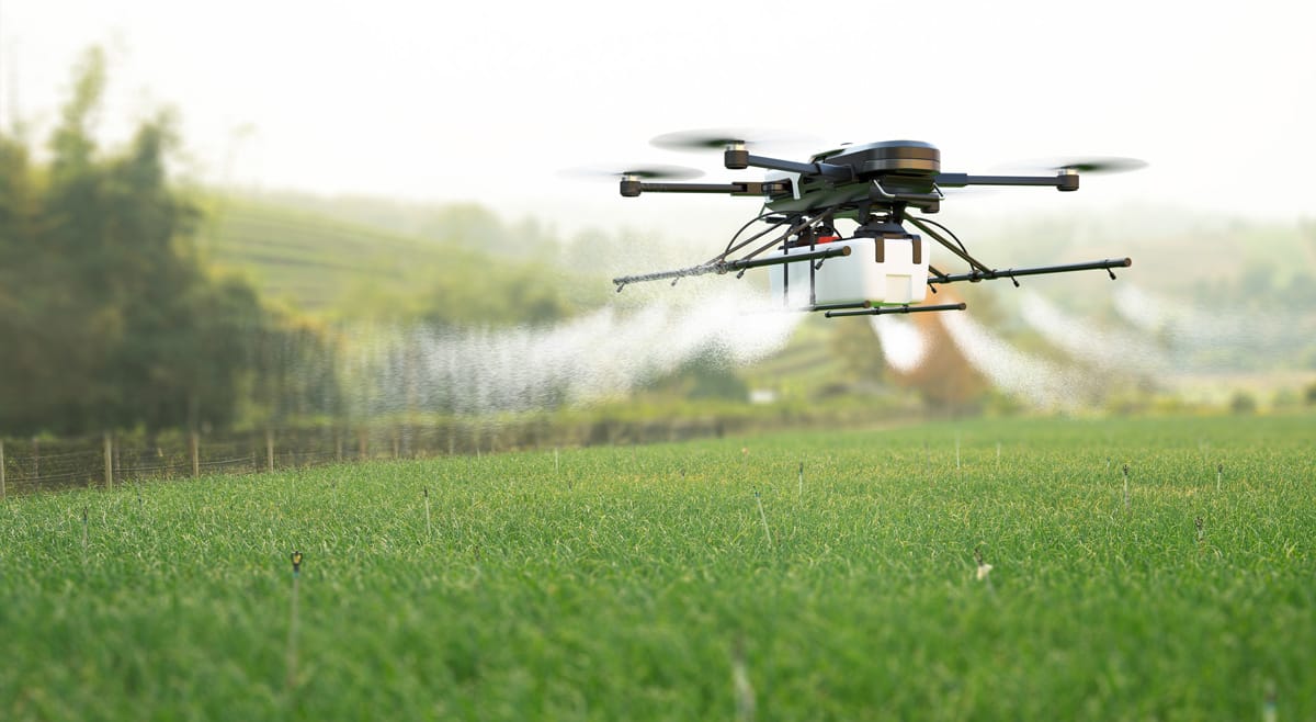 ermetező drón dolgozik egy mezőgazdasági területen, precíziós növényvédelmet alkalmazva.