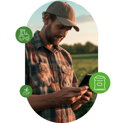 Gazda ellenőrzi adatait okostelefonon egy szántóföld szélén naplementében.