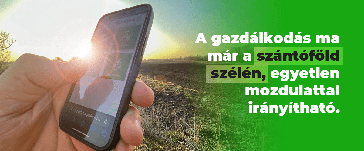 Gazda mobiltelefonnal a szántóföld szélén, az AgroFlow alkalmazással digitálisan irányítja a gazdálkodást.
