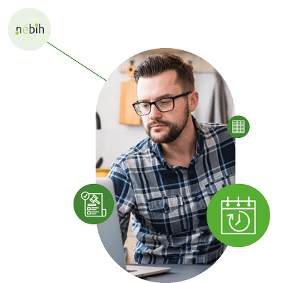 Szaktanácsadó laptopon dolgozik irodai környezetben, digitális mezőgazdasági adatok feldolgozása közben.