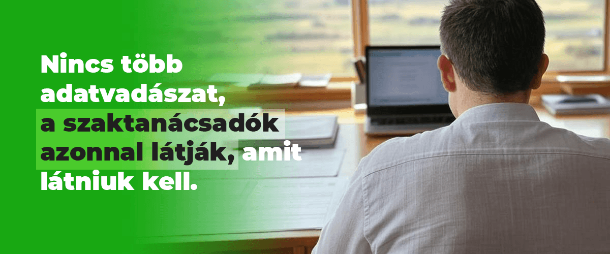 Szaktanácsadó irodában számítógépen keresztül dolgozik az AgroFlow rendszerben, háttérben digitális adatkezelés.